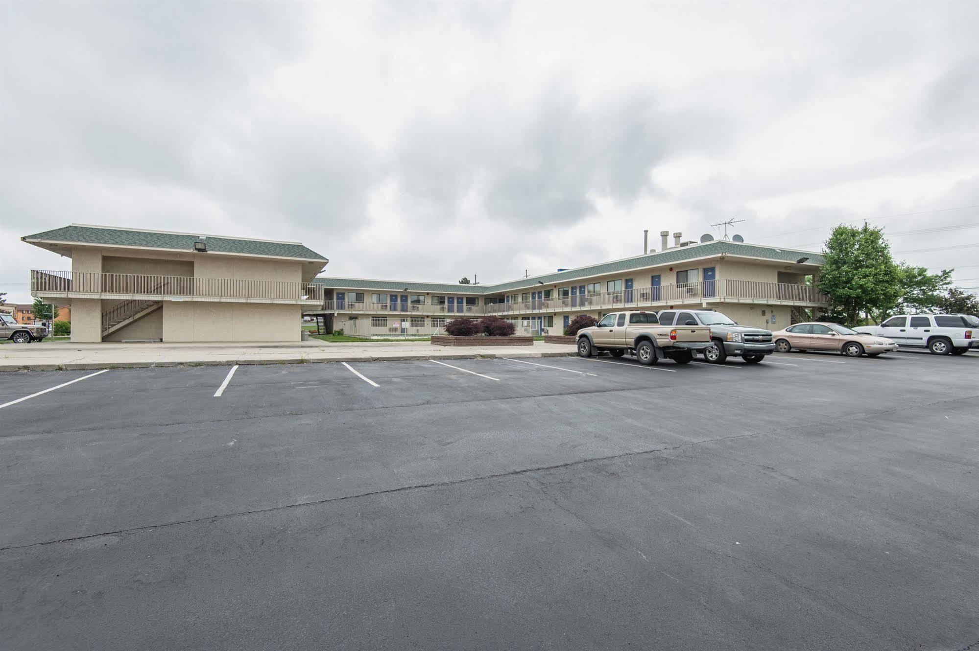 Motel 6 Kansas City, Mo - Airport Bagian luar foto