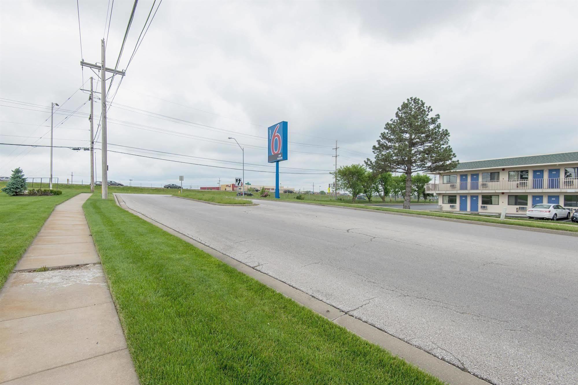 Motel 6 Kansas City, Mo - Airport Bagian luar foto