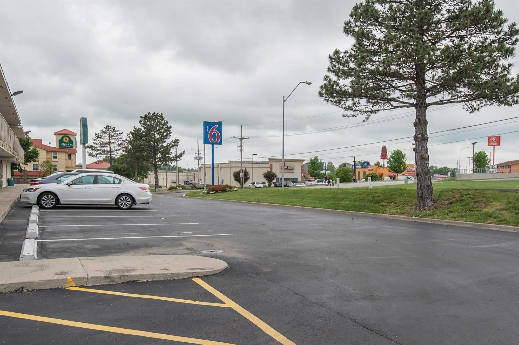 Motel 6 Kansas City, Mo - Airport Bagian luar foto