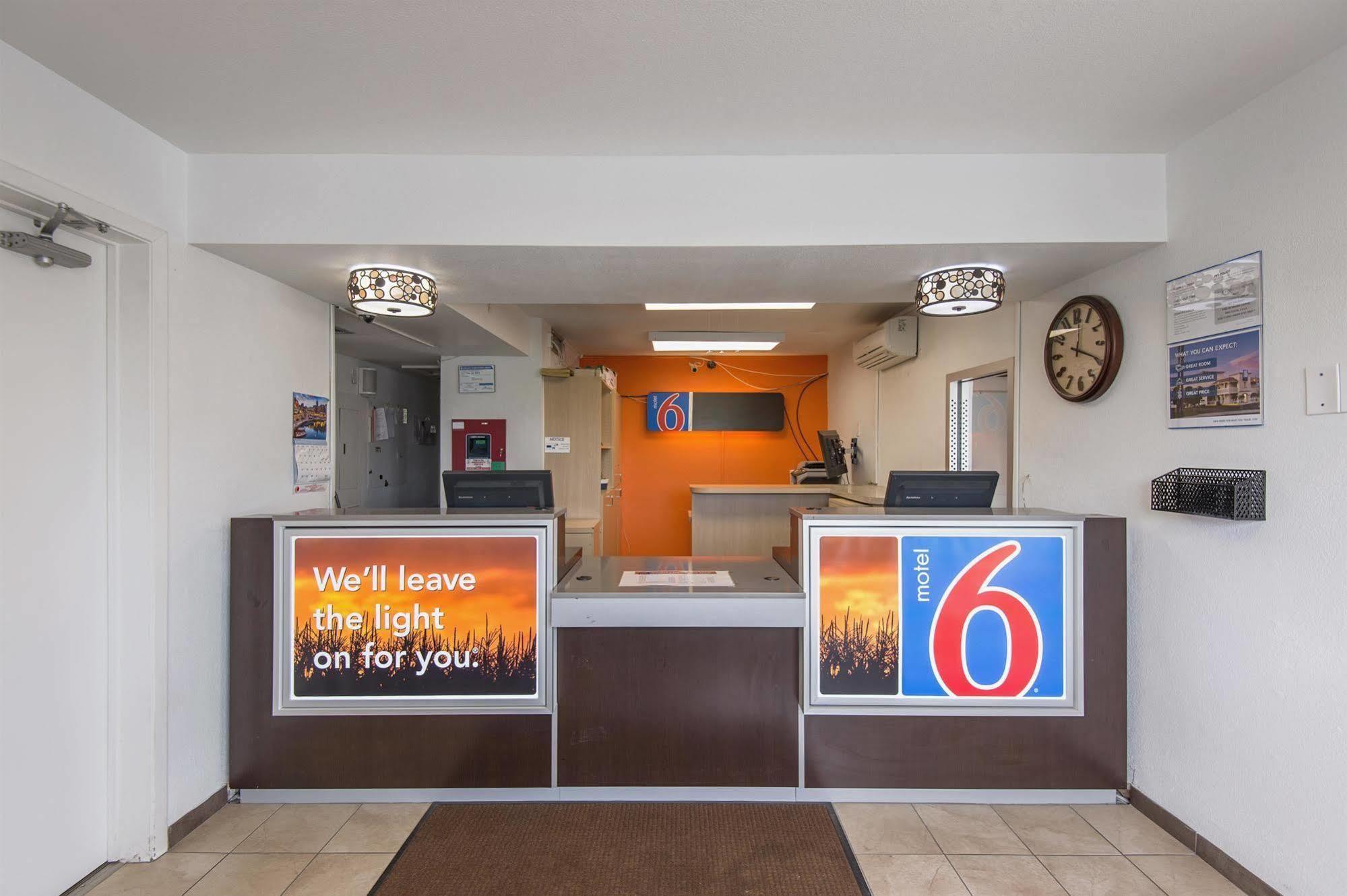 Motel 6 Kansas City, Mo - Airport Bagian luar foto