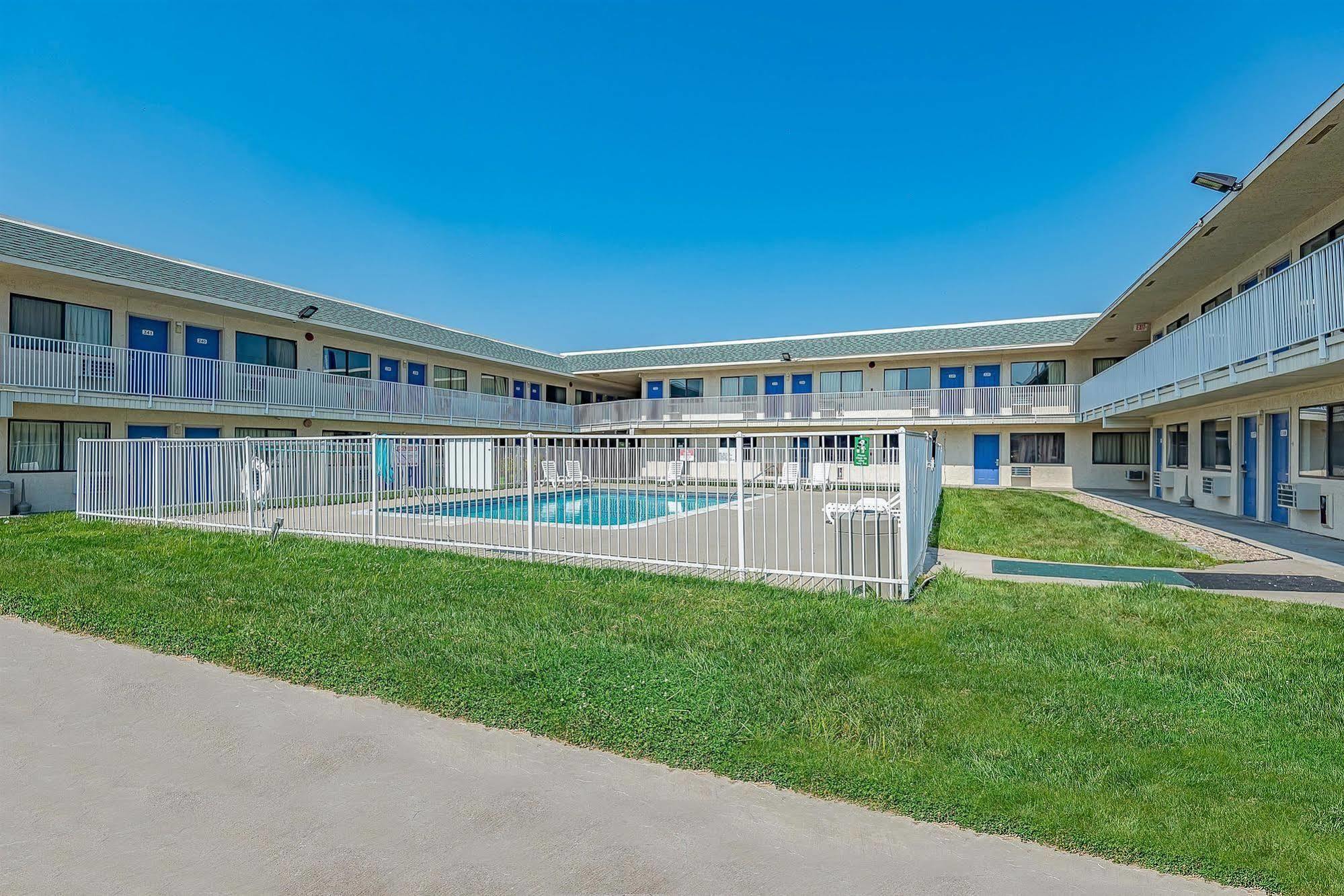 Motel 6 Kansas City, Mo - Airport Bagian luar foto