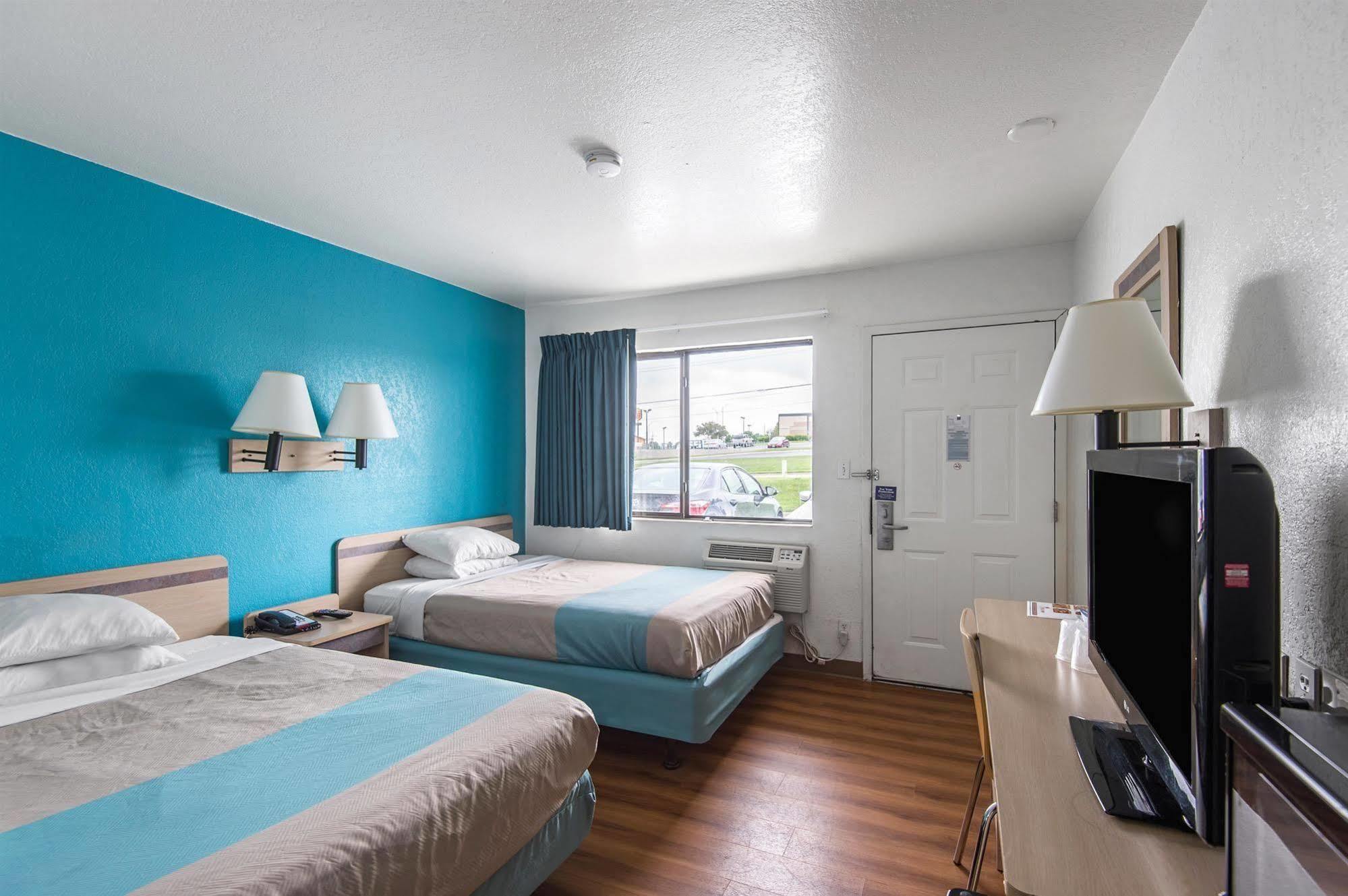 Motel 6 Kansas City, Mo - Airport Bagian luar foto